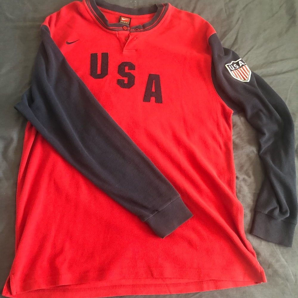Nike shirt men size XL but is only fit for M size